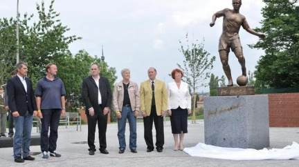 Slavný fotbalista Masopust má u stadionu Dukly na Julisce sochu