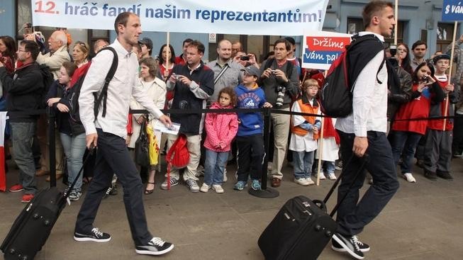 Fotbalisty vyprovodila stovka fanoušků, v Ostravě je tým zklamal