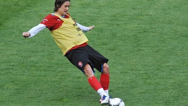 Rosický naplno trénoval. Přihlížely tři tisíce fanoušků