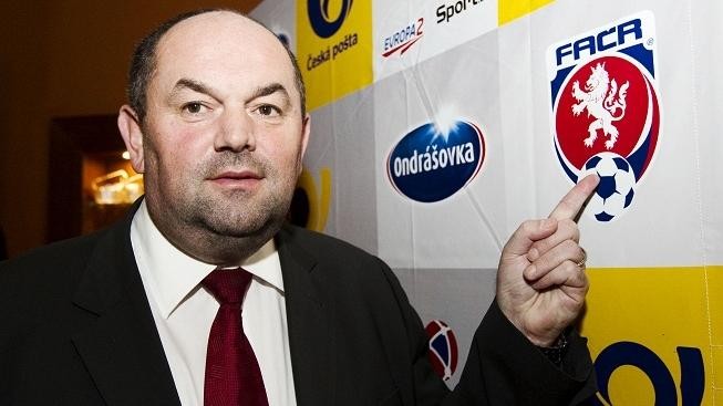 Fotbalisté mobilizují, na trénink za nimi dorazil i Pelta