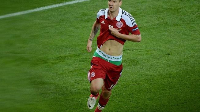 Dánové se proti Česku musí obejít bez potrestaného Bendtnera