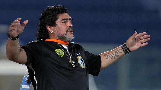 Maradona radí Česku, jak na Ronalda