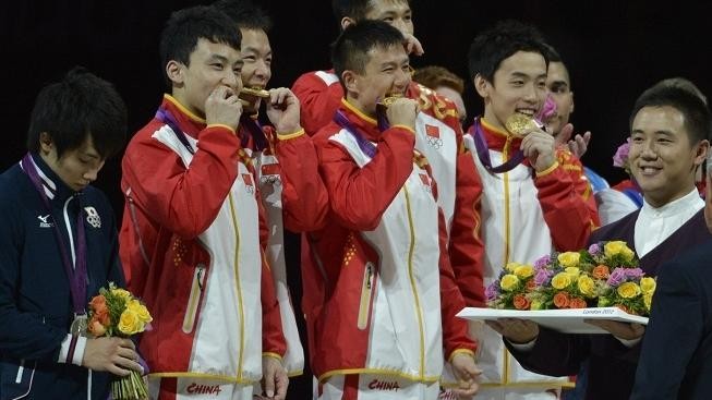 Čínští gymnasté excelovali. Obhájili olympijské zlato v soutěži družstev