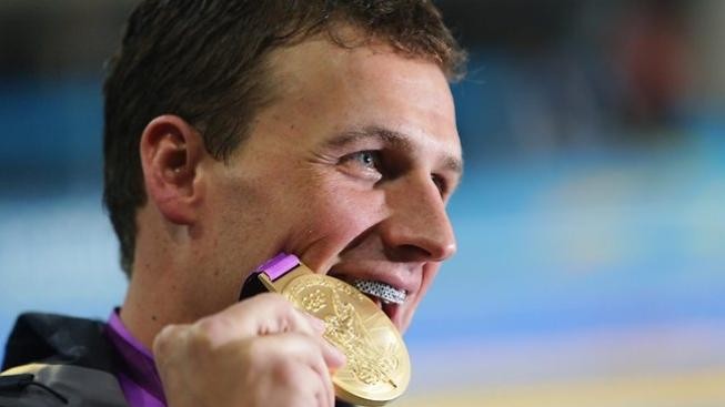 Opičky atletů pro kamery, okusování medaile...Otázky a detaily z olympijských her