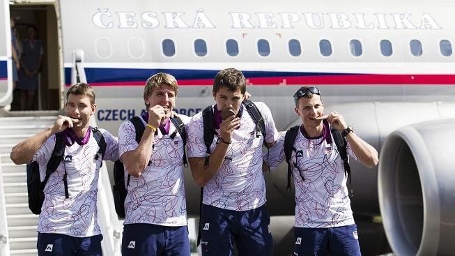 Bronzoví chlapci budou pokračovat v oslavách hned po příletu