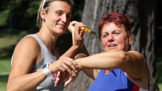 Barbora Špotáková koučovala matku na mistrovství veteránů