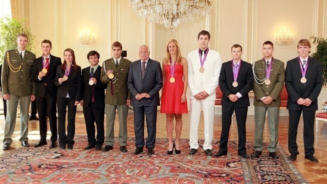Klaus obdaroval úspěšné olympioniky pamětními medailemi
