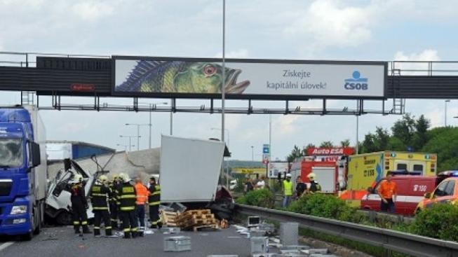 Řidič mikrobusu vyjel do protisměru a sestřelil náklaďák. Šest zraněných!