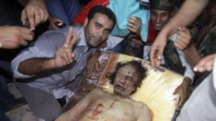 Chceme vidět toho psa! Mrtvolu diktátora vystavili v mrazicím boxu v obchodě