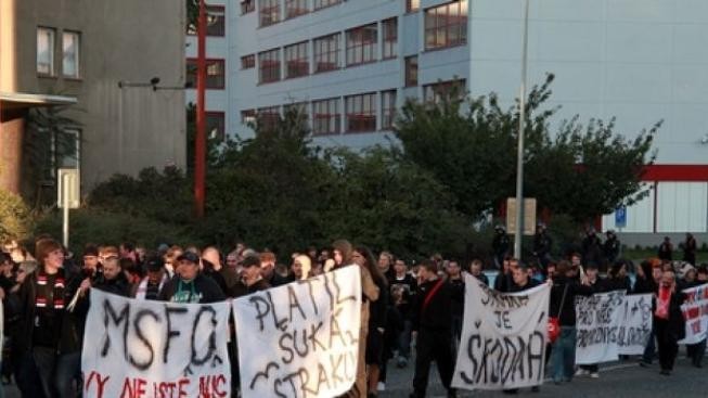 Fotbalisté Slavie si s fanoušky vyříkali protesty proti Strakovi 