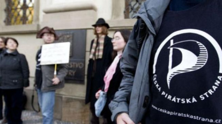Internet navždy bez cenzury! Pirátská strana demonstrovala před sídlem Věcí veřejných