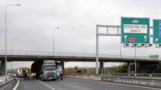 Povolení dostavby D8 se zase odkládá, úředníci nedodali podklady
