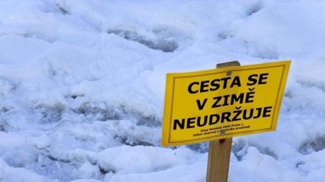 Chodci musí v zimě zohlednit stav chodníků. Jinak...