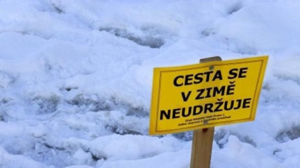 Chodci musí v zimě zohlednit stav chodníků. Jinak...