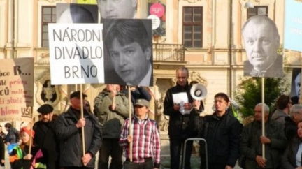 Až 1000 příznivců brněnské opery vyšlo do ulic