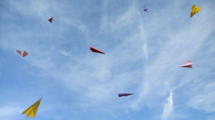 Hnutí Occupy dnes zasypalo Úřad vlády papírovými vlaštovkami