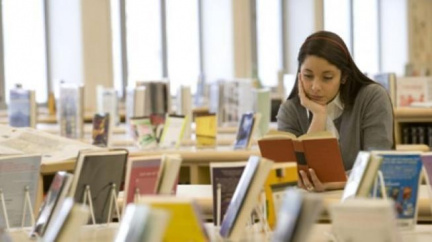 Srdce milovníků literatury zaplesají: Ulicemi Prahy se budou týden linout předčítané knihy