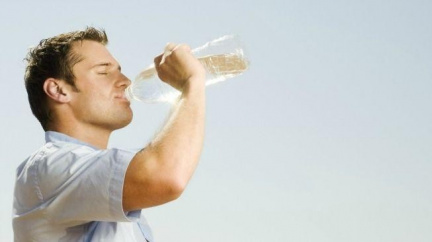 Odborníci radí zmírnit v horkých dnech pracovní tempo a pít vodu 