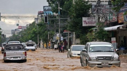 Thajská metropole Bangkok je zatím v suchu, ta bývalá je pod vodou 