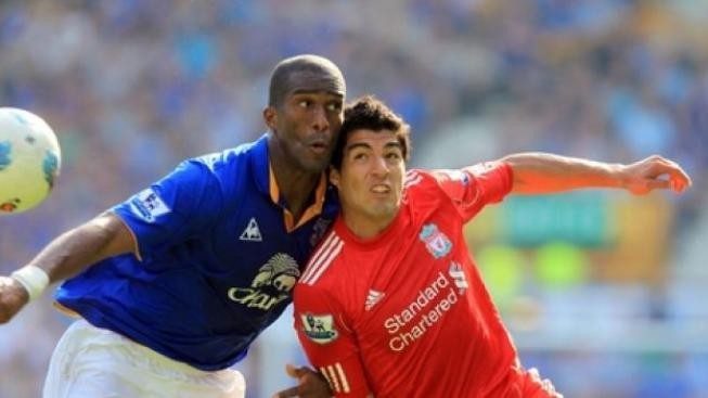 Fotbalový útočník Suárez čelí obvinění z rasismu 