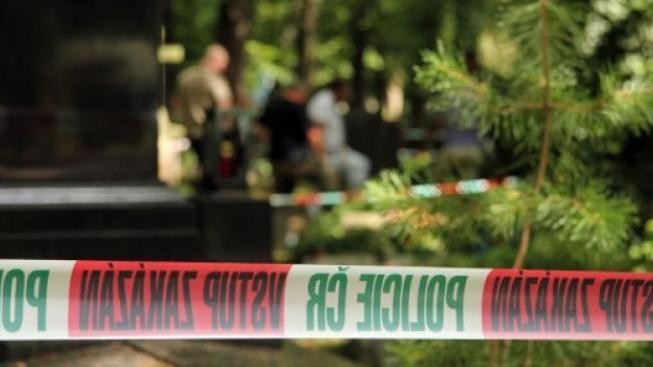 Policie našla v Praze 10 zastřeleného muže a dalšího v bezvědomí 