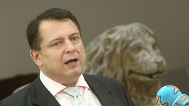 Paroubku, odejdi ze sněmovny, už nejsi v ČSSD! volají politici, Paroubkovi se ale nechce