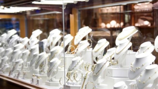 Dva muži přepadli zlatnictví v Uherském Brodě: přišli si na milion!