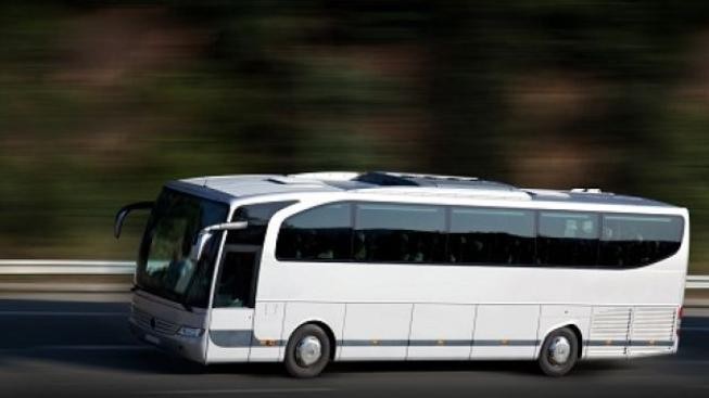 Plně obsazený autobus si utrhl střechu o viadukt, 30 cestujících zraněno
