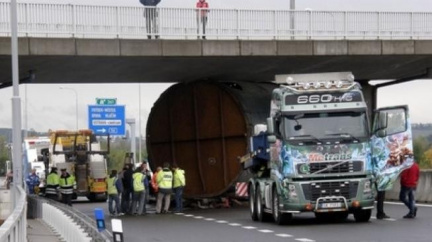 Dálnice D1 už je průjezdná, ridič s nadměrným nákladem porušil povolení 