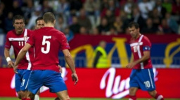 Šokující gól z poloviny hřiště připravil Srby o mistrovství Evropy