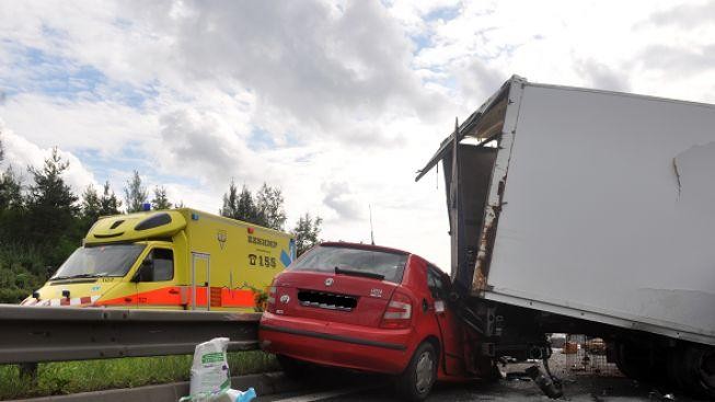 Osobní auto se srazilo s nákladním vozem. 3 lidé zahynuli