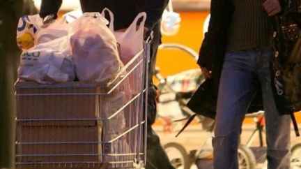 V obchodech Tesco igelitovou tašku už zdarma nedostanete