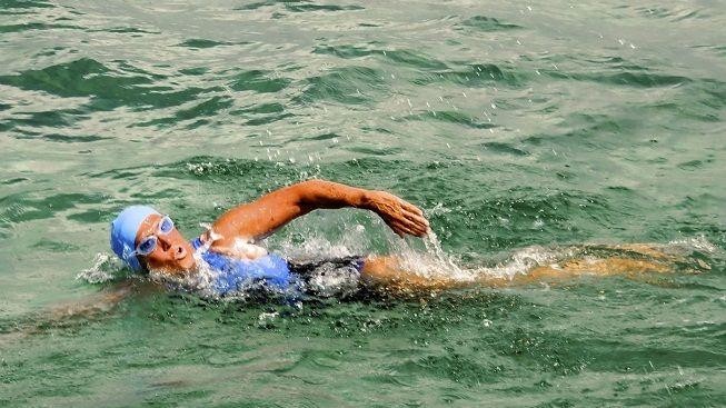 Popálily ji medúzy, hrozí žraloci. Odvážná Američanka (62) plave z Kuby na Floridu