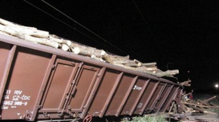 U Nymburku se srazily nákladní vlaky, výluka skončí odpoledne