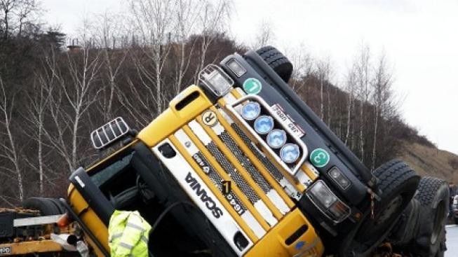 Kamion při sjezdu do Mohelnice narazil do domu