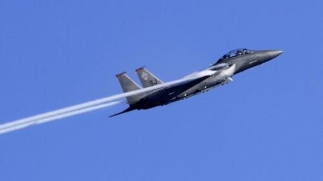 Jemenské letectvo omylem zaútočilo na vojáky - 30 jich zabilo