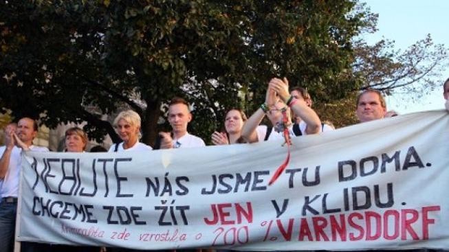 Provokatér na protiromské demonstraci: Cikáni do plynu! Nejsme žádní náckové, brání se varnsdorfští