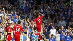Liverpool porazil v derby domácí Everton díky gólům Carrolla a Suáreze