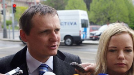 Souloží s malými holčičkami, odráží Bárta Škárkova obvinění