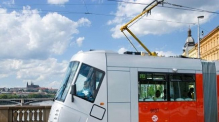 Opilce nebuďte! Řidič tramvaje skončil v nemocnici po napadení opilým pasažérem