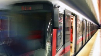 Víte, čím se vozíte? Novým soupravám metra praskají podvozky!