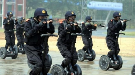 Šest zatčených mužů v Británii bylo obviněno z terorismu 