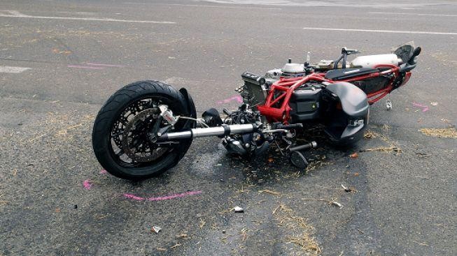 Motorkář vjel do protisměru. Jeho spolujezdkyně (24) zemřela