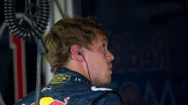 Vettel v Singapuru vyhrál, ale titul ještě nezískal 