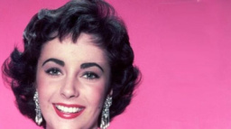 Po špercích čeká dražba i značkové oděvy Elizabeth Taylorové