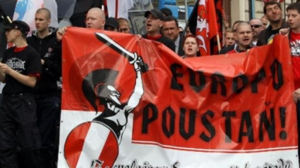 Za transparent Evropo povstaň! dostalo podmínky šest členů Dělnické mládeže