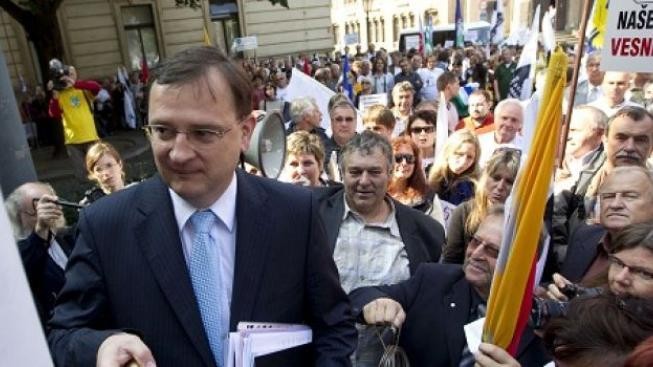 Pochod starostů na vládu přinesl výsledky. Praze se nebude nadržovat, slibuje Nečas