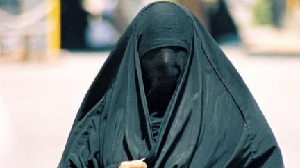 Egypťan v Itálii brutálně zbil svou těhotnou manželku, která si sundala závoj 