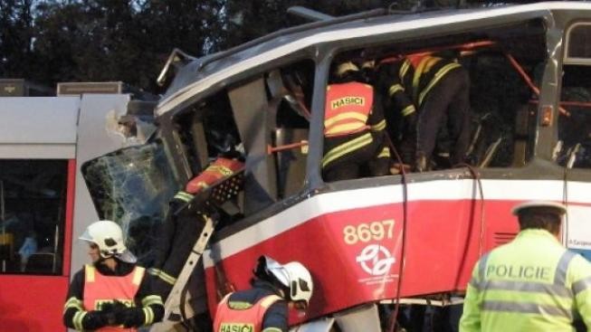V Praze se srazily tramvaje, čtyři lidé jsou zranění