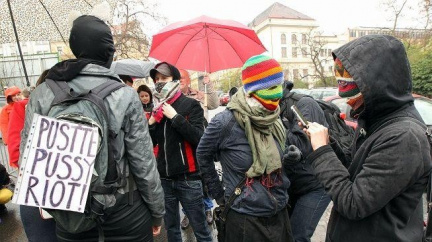 Celý svět po tvrdém rozsudku protestuje: "My všichni jsme Pussy Riot"